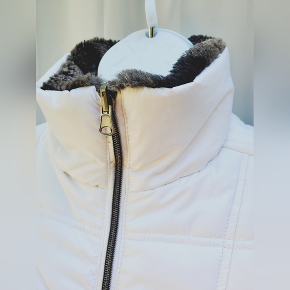 ReversibleThick and Cozy Ladies Puffer / Faux Fur Vest - Picture 6 of 10